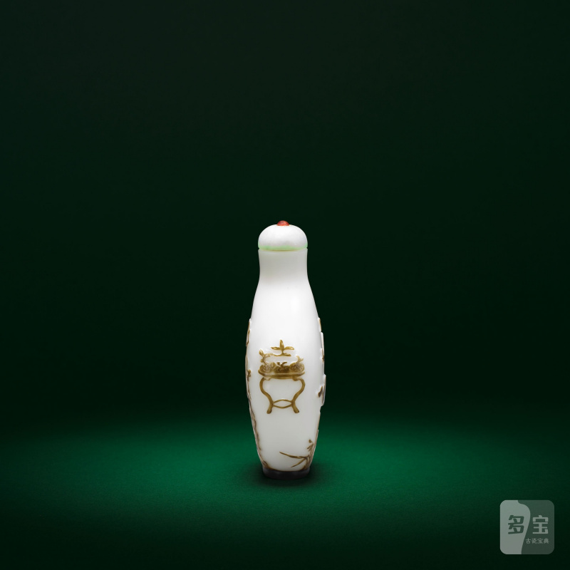 十九世紀上半葉 揚州作白地套褐料耄耋圖鼻烟壺 | A BROWN-OVERLAY GLASS 'CATS AND BUTTERFLY' SNUFF BOTTLE - 图5